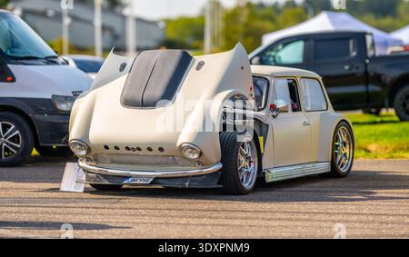 Göteborg, Schweden - 07. september 2024: Weißer, maßgeschneiderter Rennwagen auf Basis eines Mini-Modells Stockfoto