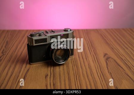 Basra, Irak, 03. März 2026: Klassische Konica Entfernungsmesser-Kamera mit Hexanon-Objektiv auf Holzoberfläche Stockfoto