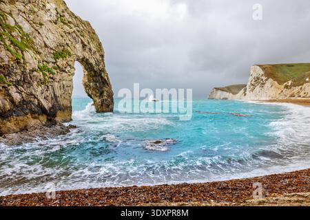 Natürlicher Kalksteinbogen Durdle Door an der Jurassic Coast in Dorset. England Stockfoto