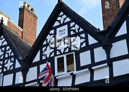 Tudor Fachwerkgebäude mit Union Jack und historischem Datum Stockfoto