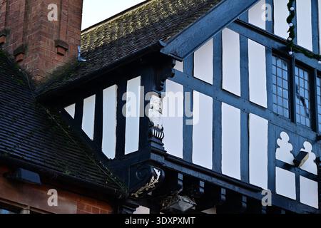 Tudor-Holzrahmenhausdetail mit geschnitzter Eckfigur Stockfoto