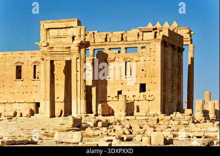 Besucher spazieren durch die Ruinen des Bel-Tempels in Palmyra, Syrien, einer Stätte voller Geschichte und alter Architektur. Stockfoto