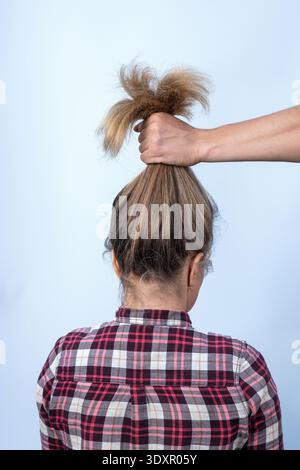 Das Konzept der Stärkung geschwächter Frauenhaare. Farbbehandeltes Haar, das Schutz- und pflegebedürftig ist Stockfoto