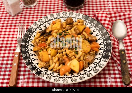 Herzhafter Rindergulasch-Eintopf mit Nudeln und Gemüse Stockfoto