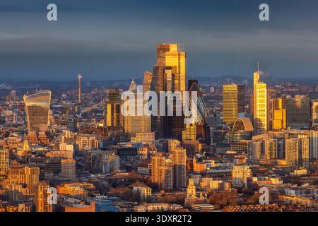 Panoramablick auf die Skyline der Wolkenkratzer in der City of London bei Sonnenaufgang mit Sonnenlichtreflexionen auf den Gebäuden Stockfoto