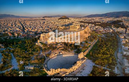 Panoramablick auf den Parthenon-Tempel und das Odeon des Heroden-Theaters an der Akropolis von Athen, Griechenland, im goldenen Sonnenuntergang Stockfoto