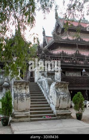 Das beeindruckende Shwenandaw Kloster mit seinen komplizierten Teakholzschnitzereien. Stockfoto
