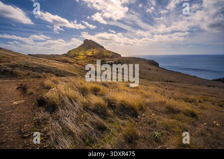 Panoramablick auf dramatische Klippen und zerklüftete Küste auf Ponta de São Lourenco, Insel Madeira, Portugal. Berühmter Wanderweg und vulkanische Landschaft. Stockfoto
