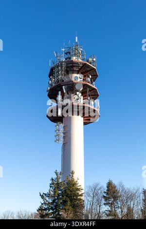 Telekommunikationsturm Mit Antennen Gegen Den Blauen Himmel Stockfoto