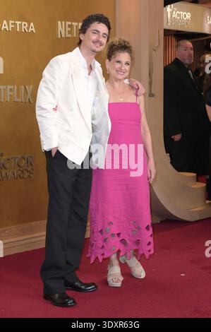 Timothee Chalamet mit Mutter Nicole Flender bei der 32. Verleihung der Actor Awards 2026 im Shrine Auditorium. Los Angeles, 01.03.2026 Stockfoto