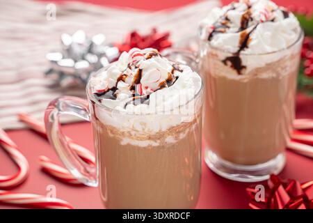 Weihnachtsgetränk. Heißer Kakao mit Pfefferminze Stockfoto