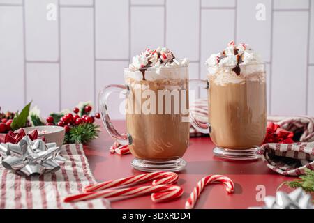 Weihnachtsgetränk. Heißer Kakao mit Pfefferminze Stockfoto