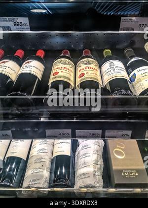 Eine Auswahl an erstklassigen Weinen, darunter Chateau Petrus 2011 und 2018, werden in einem Supermarkt in Madrid ausgestellt. Madrid, Spanien - 30. November 2021 Stockfoto