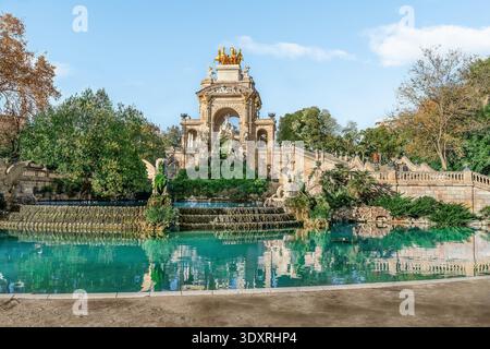 Barcelona, Spanien - 26. November 2021: Monumentaler Brunnen der Cascada im Park Ciutadella in Barcelona an einem Herbsttag. See mit türkisfarbenem Wasser Stockfoto