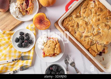 Frisches Obst-Schuster-Dessert mit Pfirsich Stockfoto