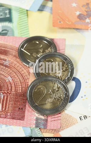 Nahaufnahme der Euro-Münzen auf dem Hintergrund der Banknoten Stockfoto