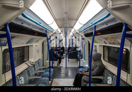 Innenansicht mit Blick auf den Wagen einer Londoner U-Bahn-Linie der Victoria Line. Szene des öffentlichen Nahverkehrs mit Passagieren und modernem Verkehrsmittel Stockfoto