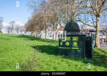 Viktorianisches öffentliches Urinal auf Horfield Common in Bristol, England. Historische gusseiserne Straßenstruktur und historische Architektur im urbanen Park. Stockfoto