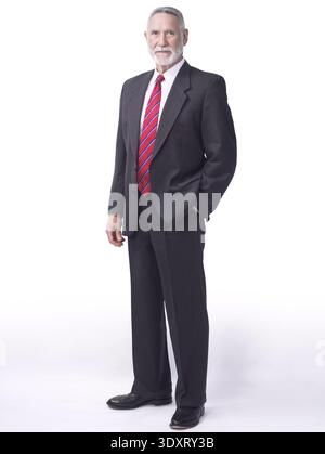 Älterer Gentleman Business Executive Porträt in voller Länge stehend mit weißem Hintergrund, USA Stockfoto