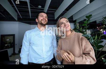 Ein Mann und eine Frau stehen vor einer Pflanze Stockfoto