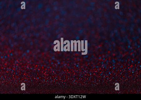 Abstrakter blauer, roter magischer Glitzer-Hintergrund mit Kopierraum. Leerer festlicher, glänzender Hintergrund mit Bokeh. Stockfoto