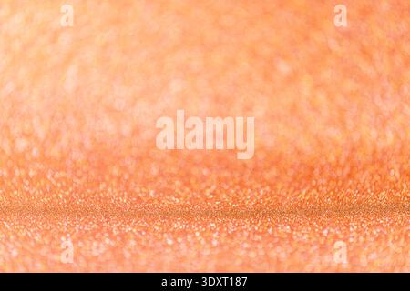 Abstrakter, unscharfer orangefarbener, gelber magischer Glitzer-Hintergrund mit Kopierraum. Leerer festlicher Hintergrund mit glänzenden Korallen und Bokeh. Stockfoto