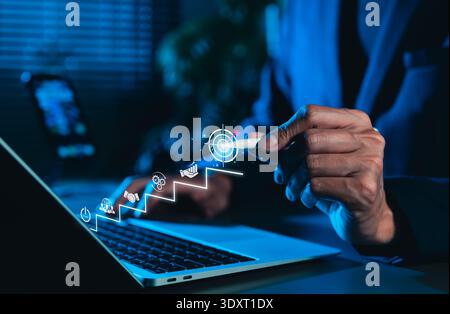 Konzept für Unternehmenswachstum und Erfolgsstrategie. Geschäftsmann zeigt auf das Zielsymbol oben auf der Treppe, Schritt-für-Schritt-Strategie und Erreichen von Zielen. Ziel Stockfoto