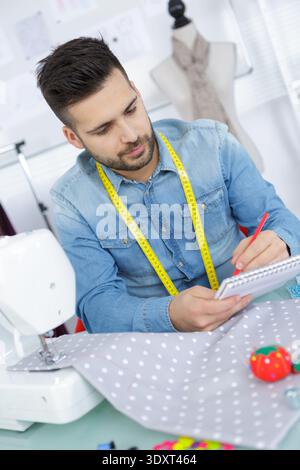 Zwei junge Designer, die mit dem Skizzieren beschäftigt sind Stockfoto