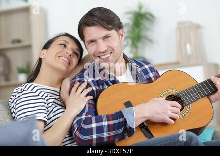 Ein junges Paar, das sich zu Hause entspannt Stockfoto