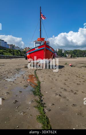 Nemesis by Tenby - Fischereifahrzeug "Nemesis", ruht auf dem Ebbe-Bett des Hafens von Tenby. Tenby, Pembrokeshire, Wales Stockfoto