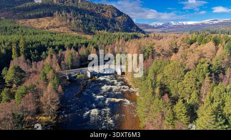 Old Bridge of Dee Braemar Schottland wurde 1753 mit schneebedeckten Hügeln und Bergen erbaut Stockfoto