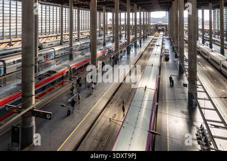 Hochgeschwindigkeitszüge am Bahnhof Madrid Atocha in Spanien Stockfoto
