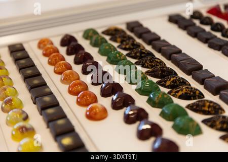 Verschiedene bunte Schokoladentrüffel Bonbons im Patisserietui Stockfoto