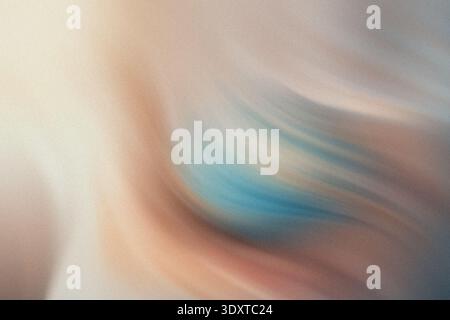 Eine verschwommene Nahaufnahme einer Hand, die ein blau-weißes Objekt vor einem neutralen Hintergrund hält, der sanft beleuchtet wird Stockfoto