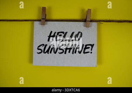 Hallo Sonnenschein! Text auf Papierkarte mit Seil und Holzklammer Stockfoto