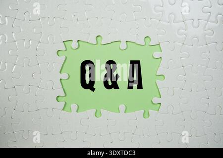Puzzle mit einem fehlenden Teil mit „Q&A“ auf grünem Hintergrund Stockfoto