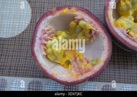 Frische Passionsfrucht halbiert – exotische tropische Frucht aus nächster Nähe Stockfoto