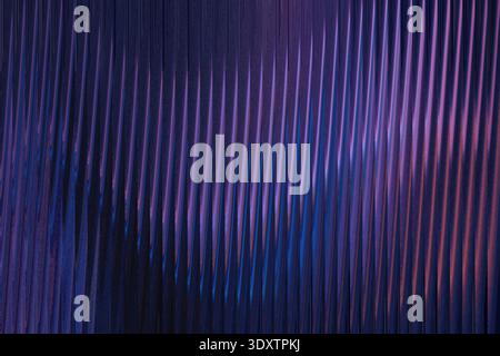 Ein dunkler abstrakter Hintergrund mit violetten und blauen Tönen sorgt für ein traumhaftes und ätherisches Bild Stockfoto