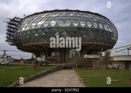 Der Haupteingang und die Ausstellung von Flugzeugen im Freien des Luftfahrtmuseums in Belgrad, Serbien. Stockfoto