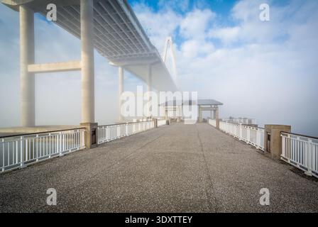 Mount Pleasant Pier und Arthur Ravenel Bridge, in Charleston, South Carolina. Stockfoto