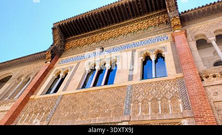 Dekorierte Fassade des Königlichen Alcazar-Palastes in Sevilla, Andalusien, Spanien Stockfoto