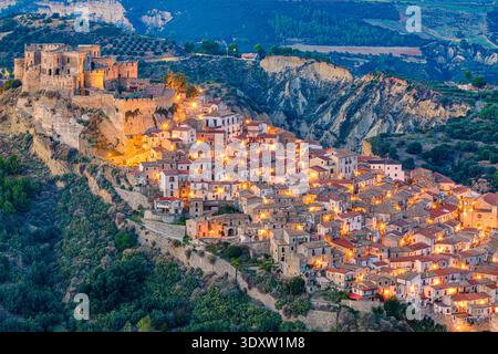 Rocca Imperiale, Italien, Stadt auf einem Hügel bei Nacht in der Region Kalabrien. Stockfoto