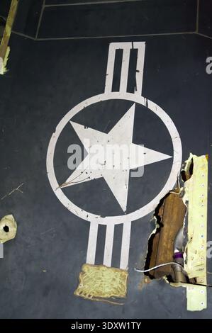 Nahaufnahme von Schrapnellschäden und USAF-Insignien auf dem Flügel eines abgeschossenen F-117-Stealth-Kampfflugzeugs im Belgrader Luftfahrzeugmuseum Stockfoto