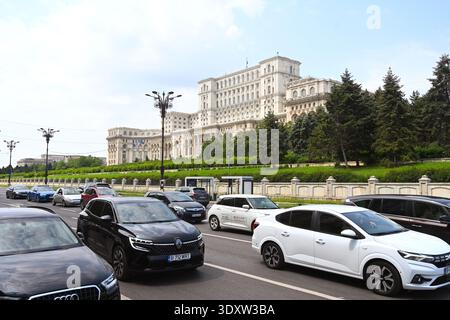 Bukarest, Rumänien - 13. Juni 2025: Der Palast des Parlaments, auch bekannt als das Haus der Republik in Bukarest. Stockfoto