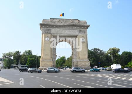 Bukarest, Rumänien - 13. Juni 2025: Arcul de Triumf (der Triumphbogen) an der Kiseleff-Straße in Bukarest. Stockfoto