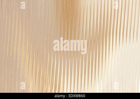 Ein unscharfer abstrakter Hintergrund mit Beige- und Hellbrauntönen mit vertikalen Farbverlaufslinien Stockfoto