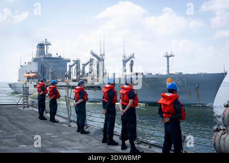 US-Seeleute, die dem Arleigh-Burke-Klasse-Raketenzerstörer USS Delbert D. Black (DDG 119) zugeordnet sind, nehmen an einer Auffüllung auf See mit Flottenauffüllöler USNS Henry J. Kaiser (T-AO 187) im US-Zentralkommando zur Unterstützung der Operation Epic Fury teil, 3. März 2026. (Foto US Navy) Stockfoto
