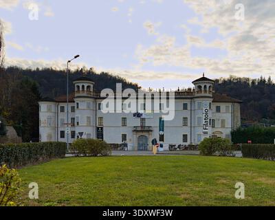 Vorderansicht der Hauptfassade der Spinnerei Caraglio in Caraglio, Cuneo, Piemont, Italien. Historische Spinnerei und Industriegebäude Stockfoto