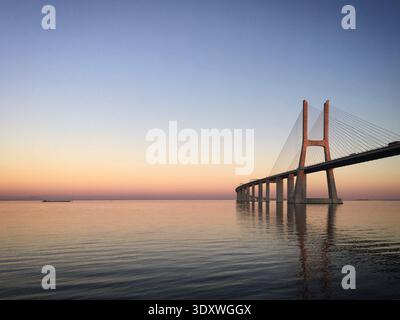 Vasco da Gama Brücke bei Sonnenuntergang, Lisboa, Portugal, Dezember 2017 Stockfoto