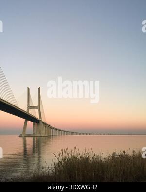 Vasco da Gama Brücke über den Fluss Tejo bei Sonnenuntergang bei Sacavém, Lisboa, Portugal, Dezember 2017 Stockfoto